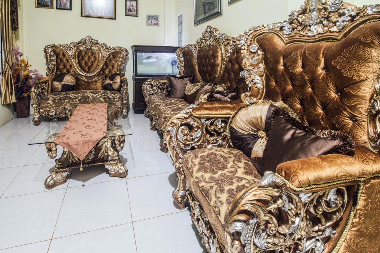 OYO 2165 Alyah Guest House Syariah Ambon Bagian luar foto